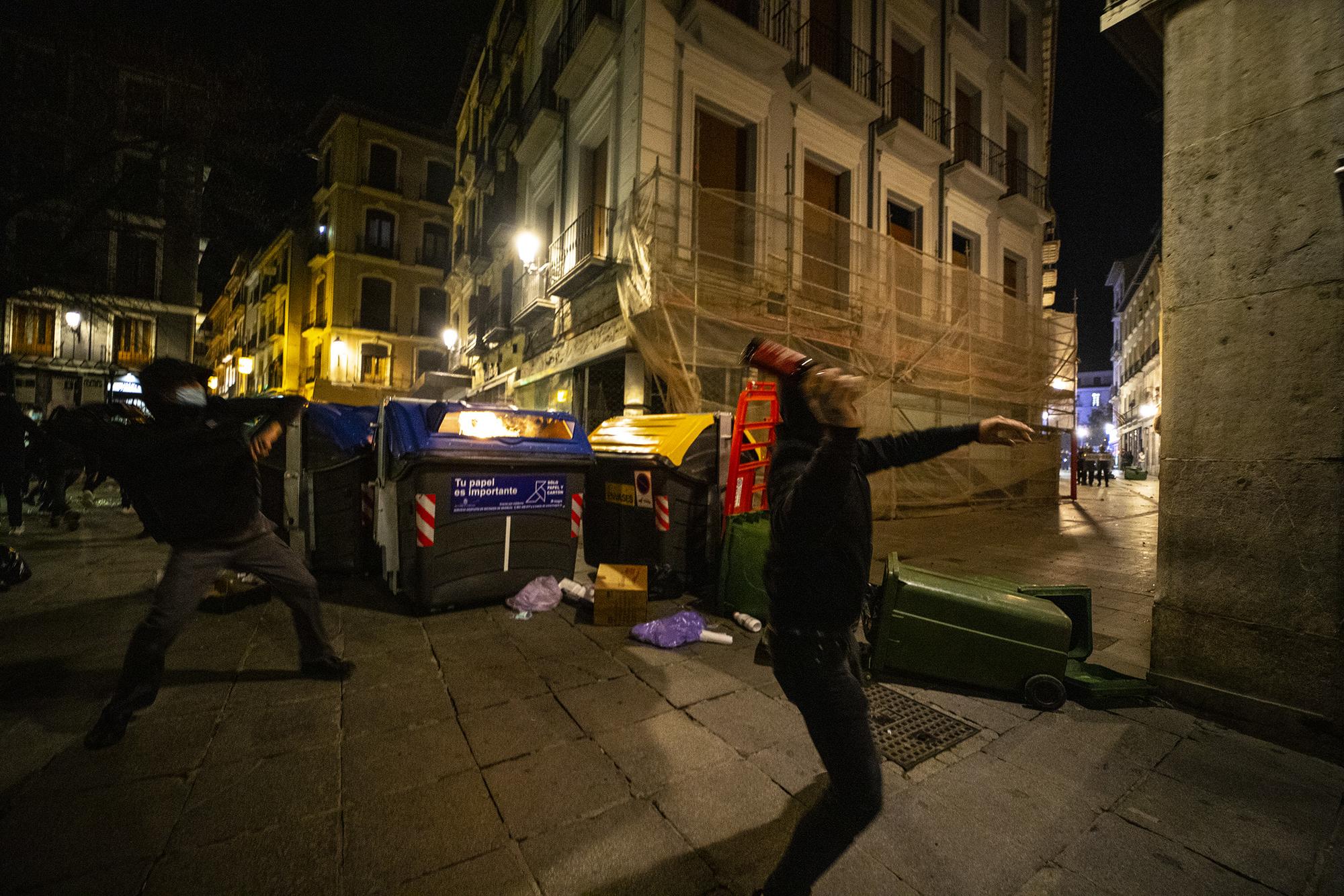 Barricadas en la manifestación de Granada por la encarcelamiento de Pablo Hasél - 16